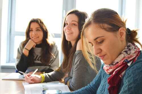Compagni di classe didattica inclusiva con i compagni di classe