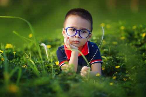 Bambino con gli occhiali I DSA sono una caratteristica non una malattia