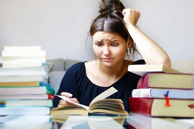 Studentessa con DSA in difficolt&agrave;